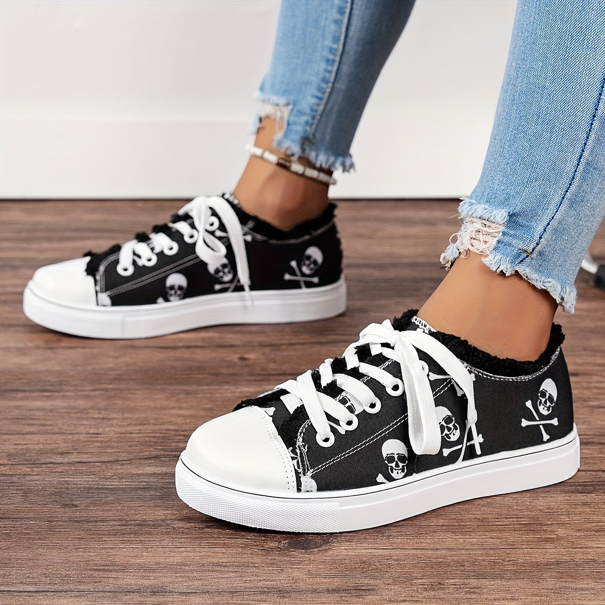 Women's Skull Pattern Canvas Shoes, Casual Lace Up Low Top Shoes, Lightweight Outdoor Halloween Sneakers